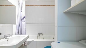 A bathroom with a shower, a sink, and a toilet. - Charming Apartment a/c 2P by the Seafront - Nice (Nice)