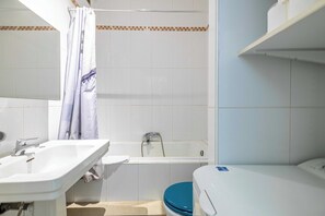 Ein Badezimmer mit Dusche, Waschbecken und Toilette.