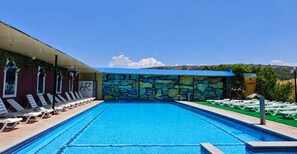 Kauden mukainen ulkouima-allas