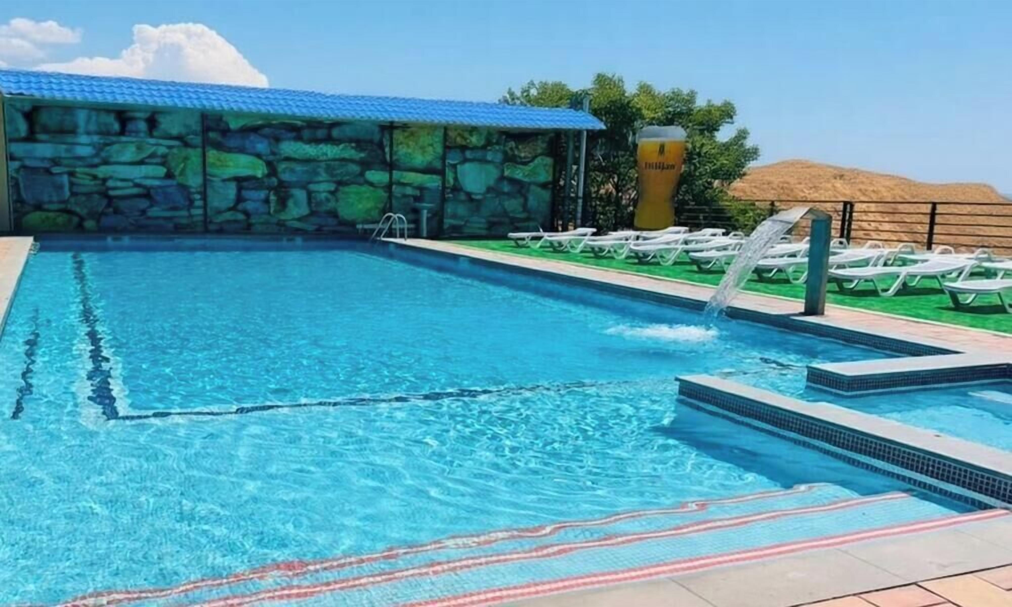 Una piscina al aire libre de temporada