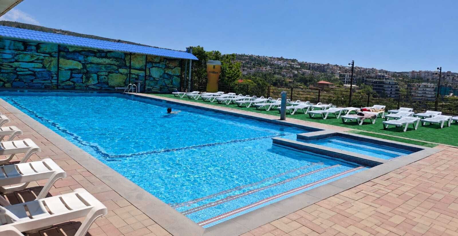 Una piscina al aire libre de temporada