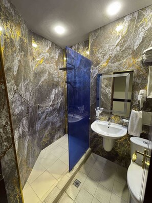 Double or Twin Room | Bathroom - Canyon Hills Hotel (Yerevan)