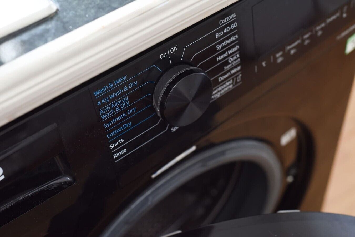 Een bedieningspaneel met diverse wasprogramma's op een wasmachine.