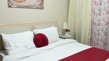 Apartamento Signature, 2 habitaciones, cocina, vistas a la piscina | Espacio para trabajar con un portátil y wifi gratis