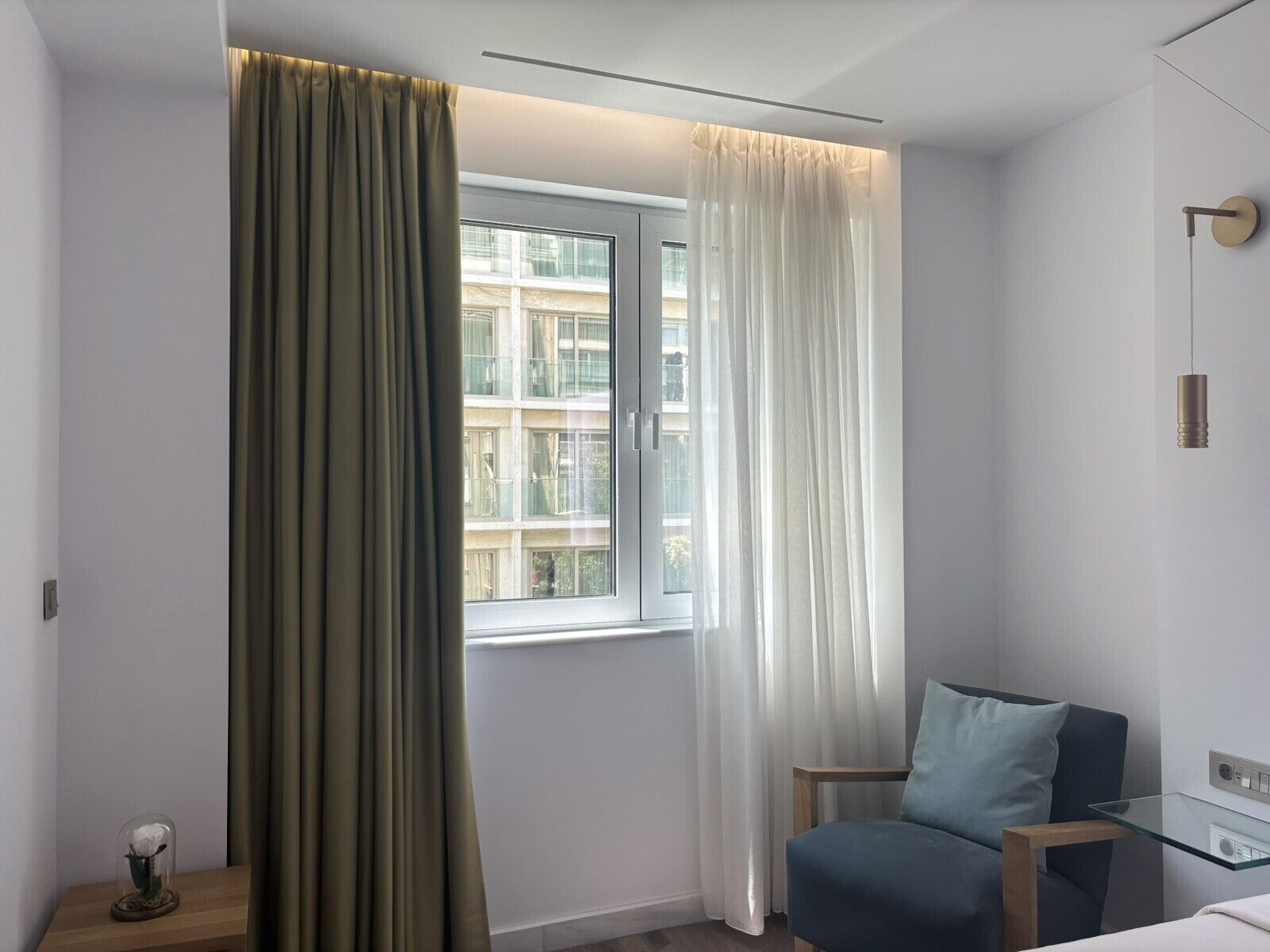 Premium bedding, down comforters, pillowtop beds, minibar (free items)