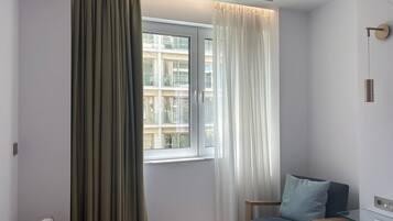 Premium bedding, down comforters, pillowtop beds, minibar (free items)