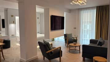Premium bedding, down comforters, pillowtop beds, minibar (free items)