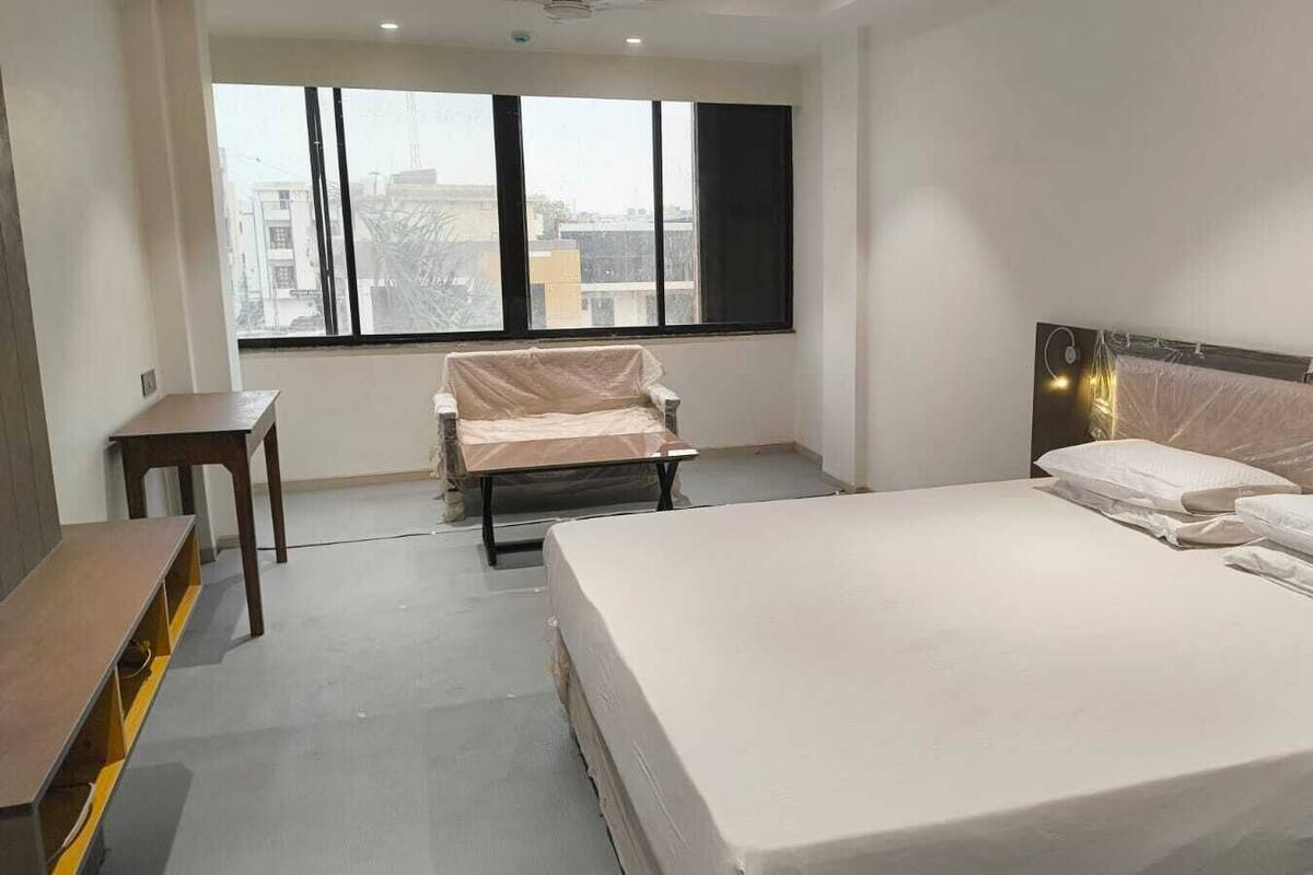 Standard Double or Twin Room | Peti besi dalam bilik, meja, langsir/tirai gelap terus, kalis bunyi 