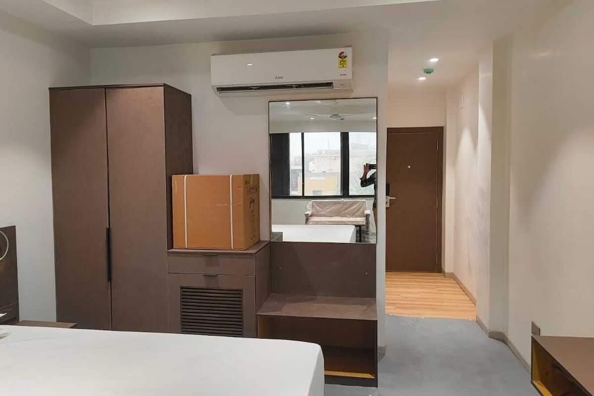 Deluxe Double or Twin Room | Peti besi dalam bilik, meja, langsir/tirai gelap terus, kalis bunyi 