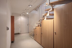 Ein Flur mit Holzausbau, einem Heizkörper und einer Tür.