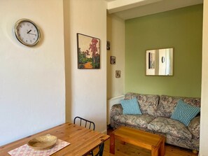 Living area - Leafy Marchmont 2-Bed · Meadows · City Centre (Edinburgh)