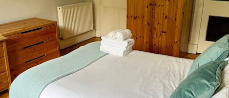 2 bedrooms, iron/ironing board, WiFi, bed sheets