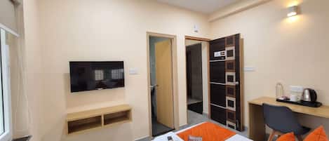 Desk, laptop workspace, WiFi (free)