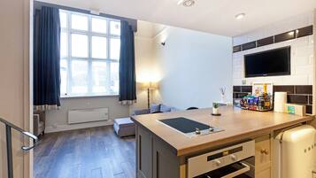 Comfort Apartment | Private kitchen | Electric kettle, toaster