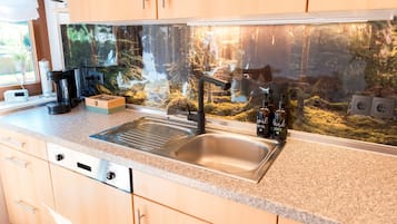 Cafetera/tetera, refrigerador, horno, placa de cocina