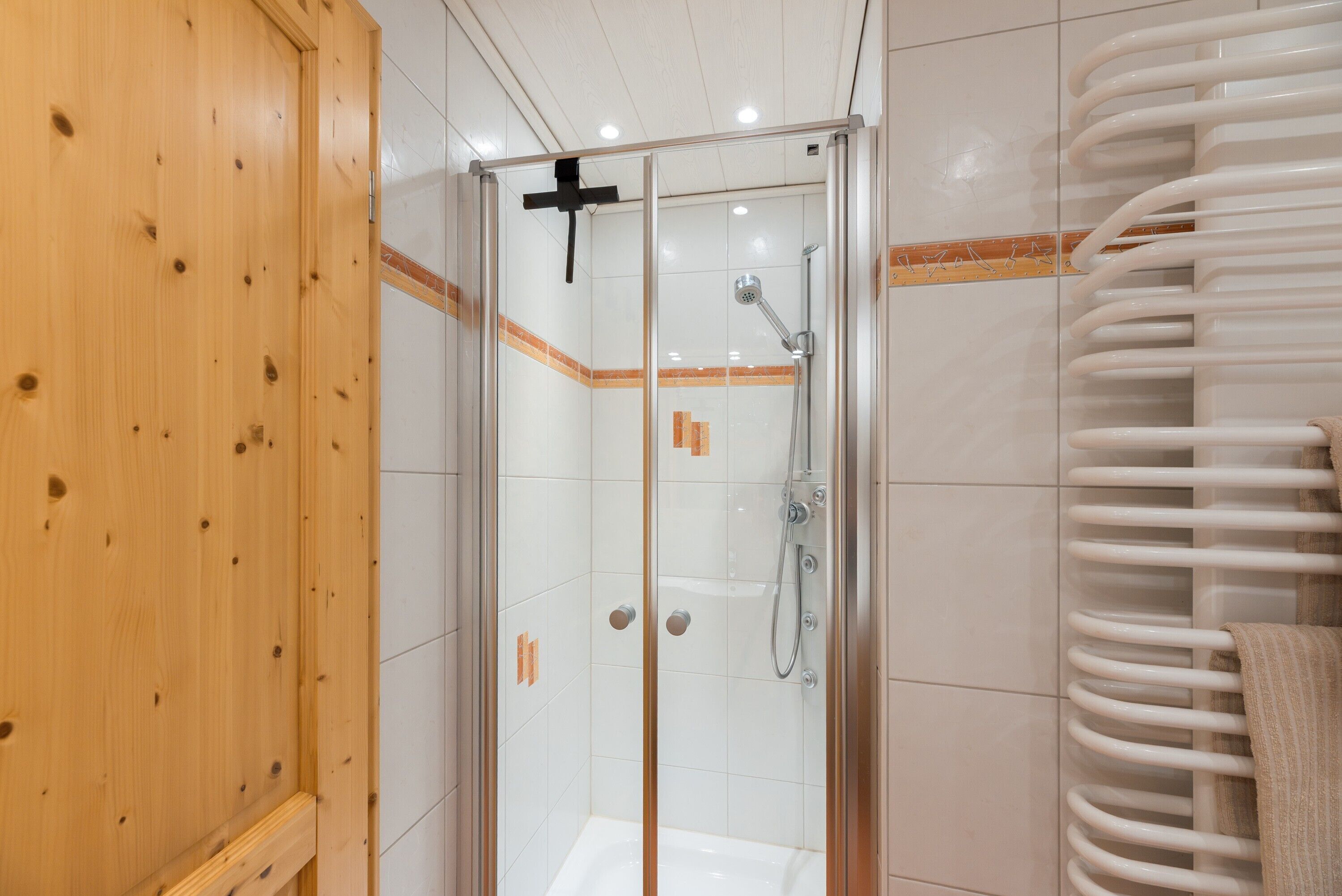 Dusche, Haartrockner, Handtücher