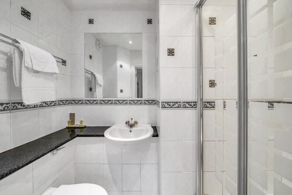 Amenidades de baño gratuitas, secadora de cabello, pantuflas, toallas 