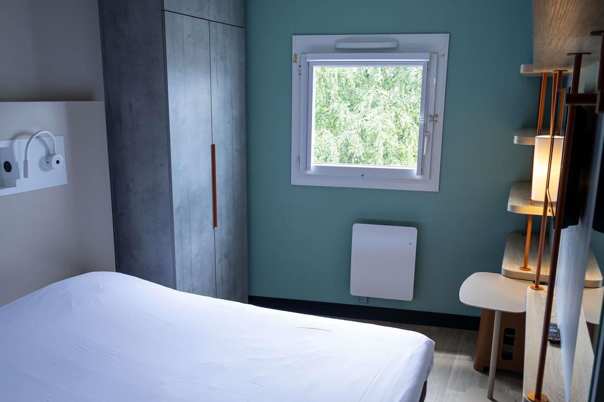 Triple Room, Multiple Beds | Cribs (free), WiFi (free), bed sheets