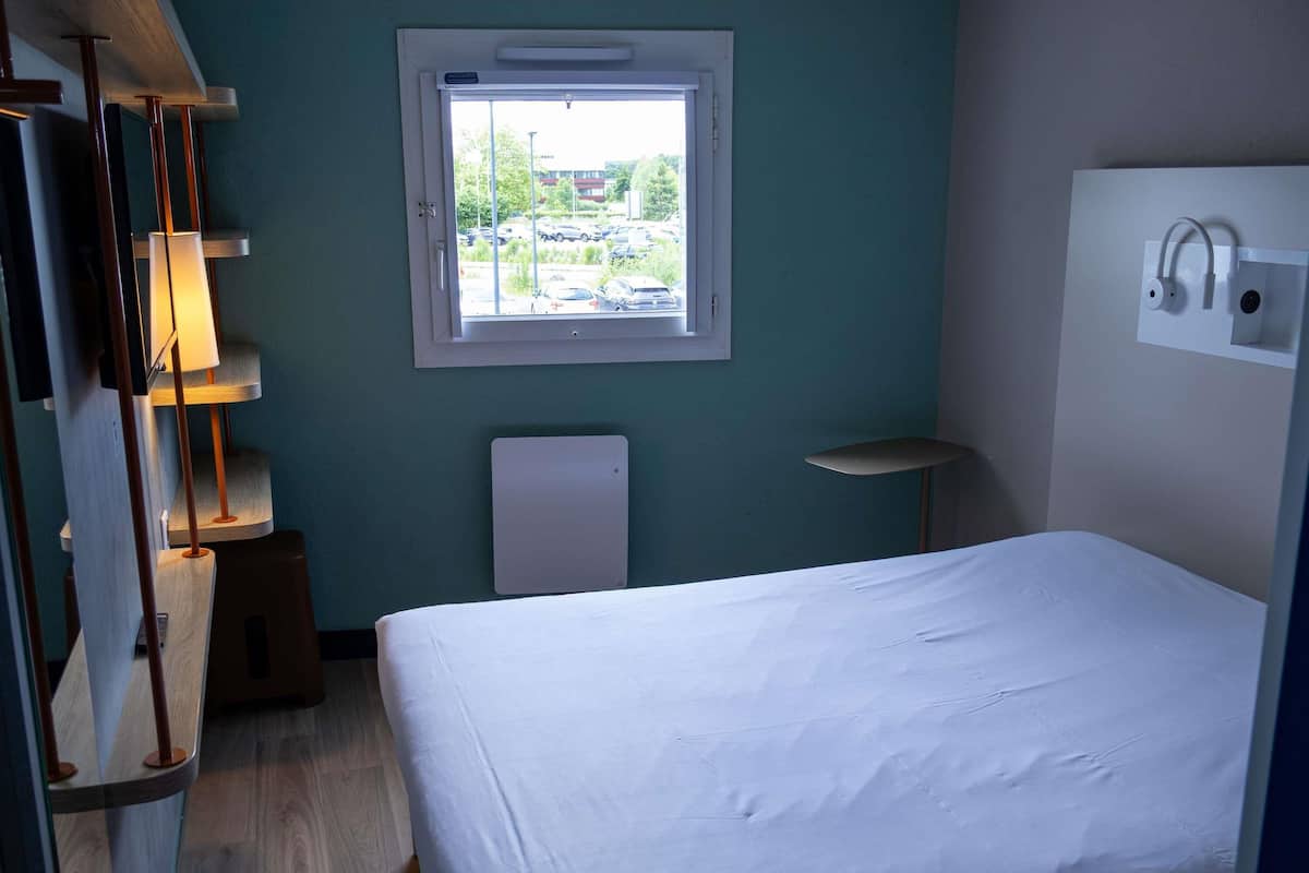 Room, 1 Double Bed | Cribs (free), WiFi (free), bed sheets