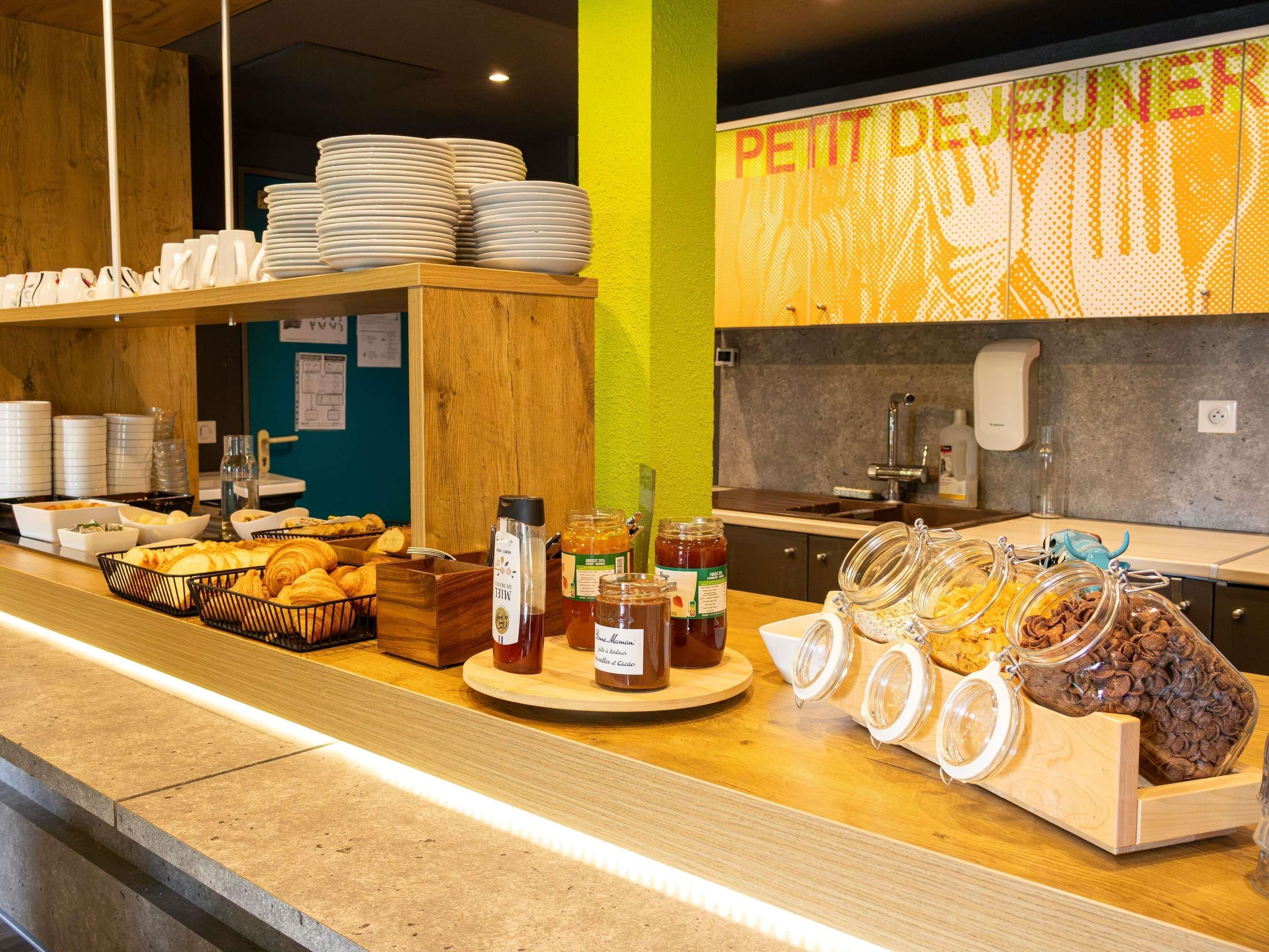 Un bufé de desayuno con diversas opciones de comida y salsas.