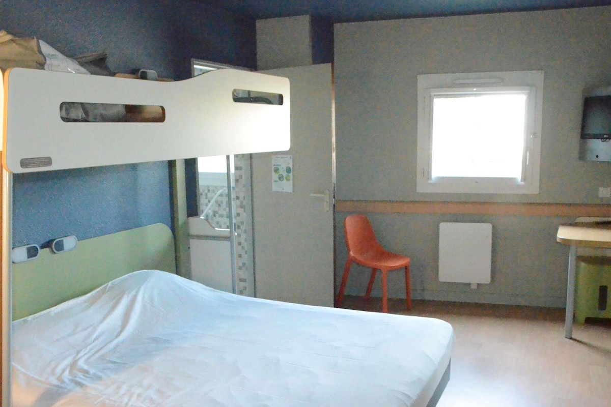 Standard Room, Multiple Beds, Accessible | Cribs (free), WiFi (free), bed sheets