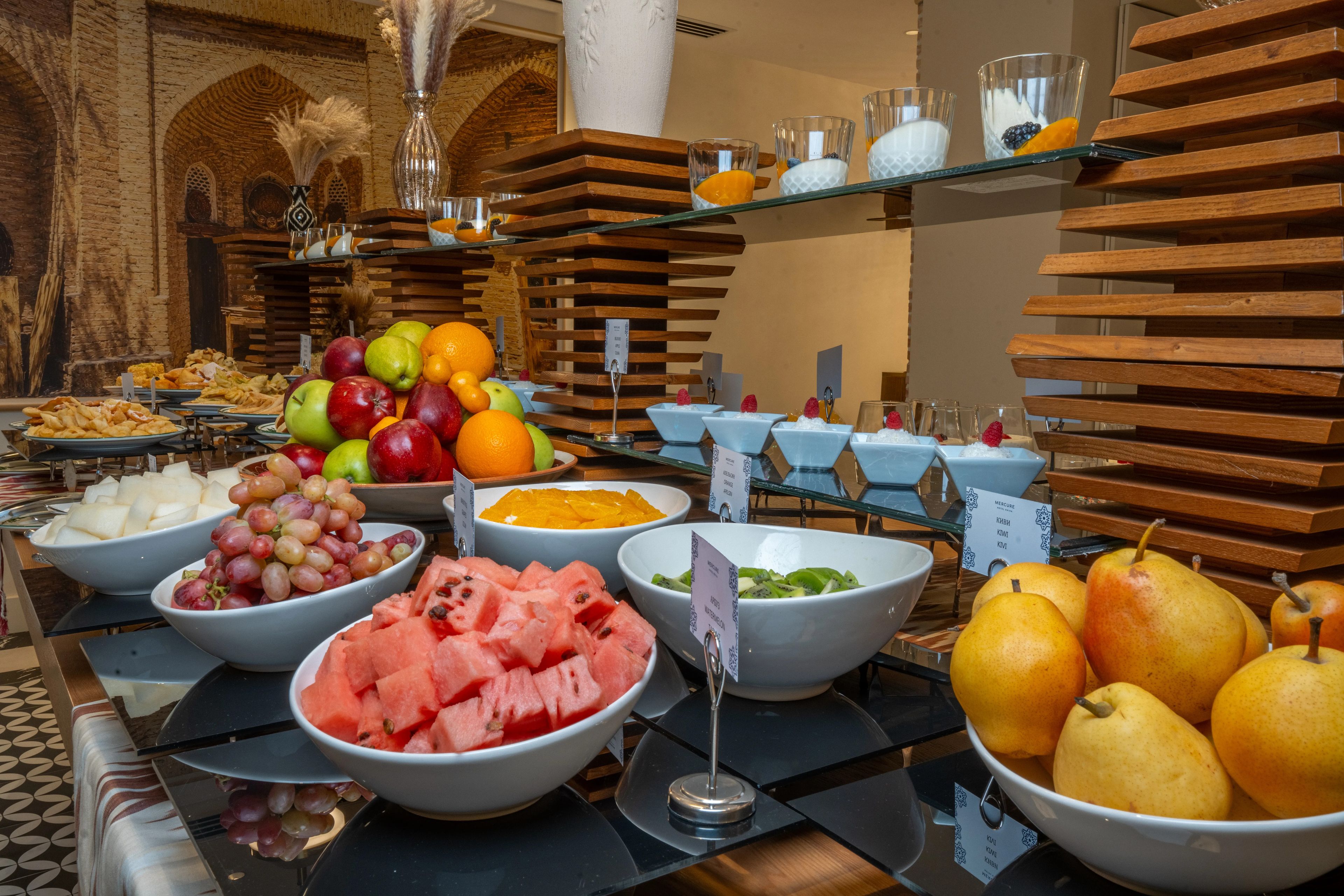 Un buffet con diverse varietà di frutta e bevande.
