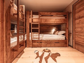 A compact wooden room with bunk beds, a ladder, and a small rug with animal prints. - Luxurious apartment at the heart of the slopes - 8 guests (Les Allues)