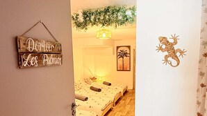 A room with a bed, a sign on the wall, and a decorative item. - Villa, sea view, 14 guests (Le Lavandou)