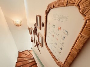 Eine Treppe mit einer an der Wand befestigten Anzeige, die marine Lebensweise darstellt, und einem gerahmten Text.