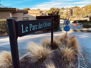 A sign for 'Le Parc des Oliviers' with a directional arrow and a no-entry sign. - Ground floor apartment, AC - 3 guests (Bormes-les-Mimosas)