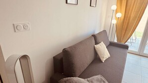 Ein modernes Wohnzimmer mit einer Couch, einem Couchtisch und einer Lampe.
