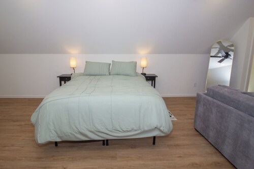 The Studio on Rainbow is a cozy and functional studio apartment located in Waynesville, just minutes from Fort Leonard Wood. Perfect for short or extended stays, this space offers a queen bed, twin pullout, full kitchen, and modern essentials