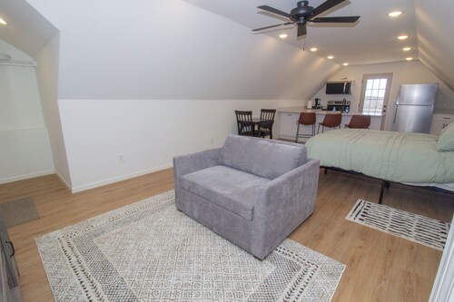 The Studio on Rainbow is a cozy and functional studio apartment located in Waynesville, just minutes from Fort Leonard Wood. Perfect for short or extended stays, this space offers a queen bed, twin pullout, full kitchen, and modern essentials