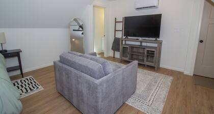 The Studio on Rainbow is a cozy and functional studio apartment located in Waynesville, just minutes from Fort Leonard Wood. Perfect for short or extended stays, this space offers a queen bed, twin pullout, full kitchen, and modern essentials