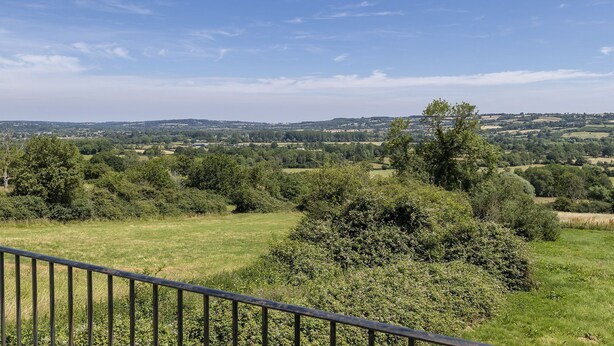 A rural landscape with a clear sky, rolling hills, and a variety of vegetation. - Murray's Cottage -  a cottage that sleeps 5 guests  in 3 bedrooms (Clapton-on-the-Hill)