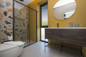 Haartrockner, Handtücher, Seife, Toilettenpapier