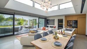 A modern kitchen with a dining area, large windows, and a view of the outdoors. - Wonderful 2-bedroom house with AC in charming Fethiye (fethiye)