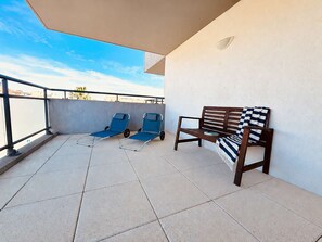 A balcony with two sun loungers and a wooden bench. - Apartment with pool and parking - 4 guests (Le Lavandou)