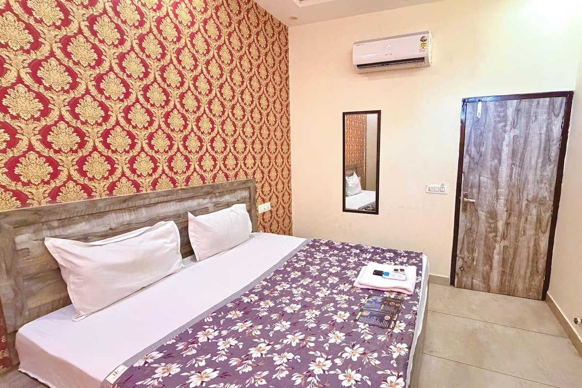 Deluxe Room, City View | WiFi (free), bed sheets