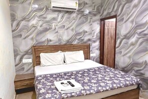 Deluxe Room - Hotel 8 inn (Chandigarh)