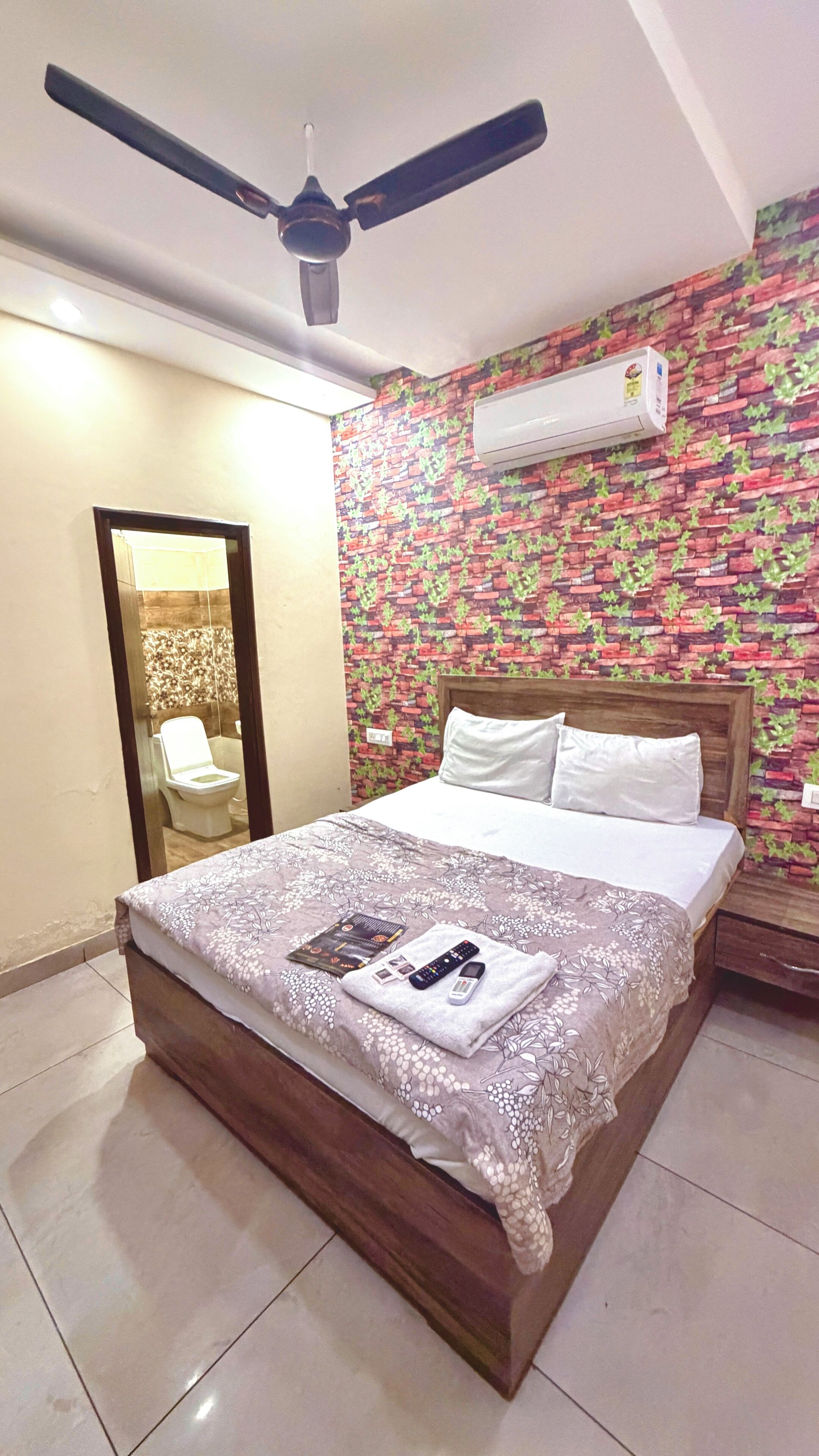 ستائر تعتيم وتجهيزات عازلة للصوت وواي فاي مجانًا وملاءات أسرّة