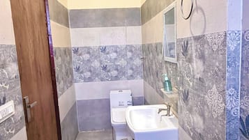 Deluxe Room, City View | Bathroom | Shower, towels, soap, shampoo