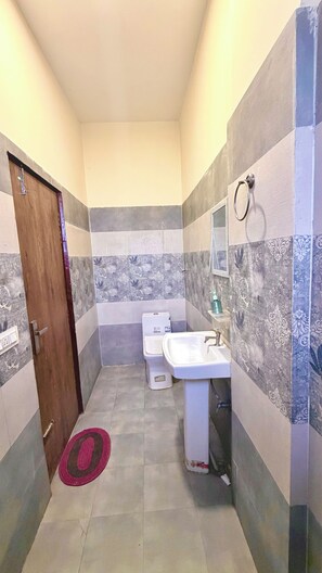 Deluxe Room, City View | Bathroom | Shower, towels, soap, shampoo - Hotel 8 inn (Dera Bassi)