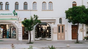 A building with a storefront labeled 'APMAKEIO' and a tree in the foreground. - Casa Autentica 1933 Apartment with Private Balcony (Kos)