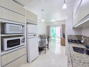 Apartment | Private kitchen | Microwave, oven, electric kettle, blender - Mont Blanc by LikeHome (Bombinhas)