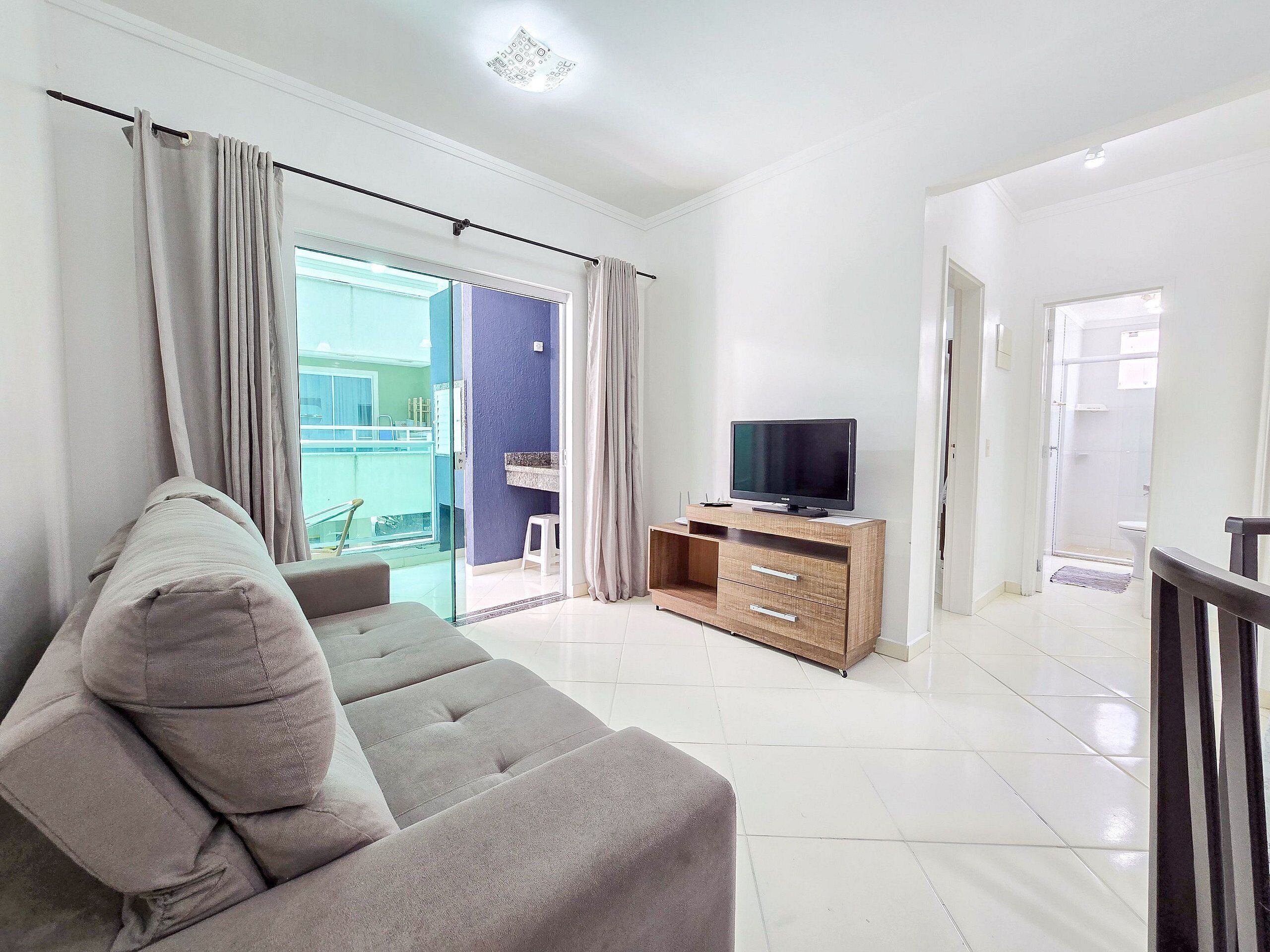 Apartamento básico | Área de estar | Smart TV 43 polegadas com canais digitais
