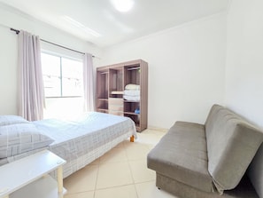 Blackout drapes, iron/ironing board, WiFi (free), bed sheets - Mont Blanc by LikeHome (Bombinhas)