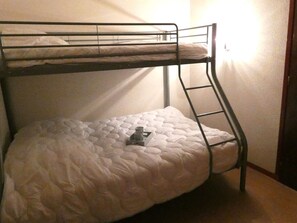 A bunk bed with a mattress and pillows. - Cozy apartment facing south - 4 guests (Saint-Lary-Soulan)