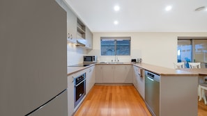 Fridge, microwave, oven, stovetop - The Burwood Cottage Comfort & Convenience (Burwood)
