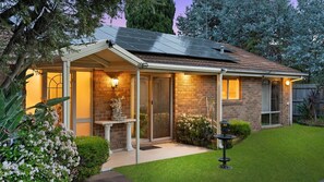 Exterior detail - The Burwood Cottage Comfort & Convenience (Burwood)